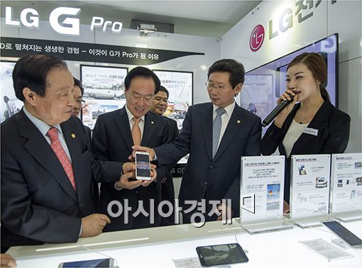 [포토]LG전자 옵티머스 G Pro 시연하는 의원들