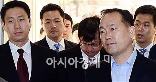 [포토]직원들 사이에 숨은 최재원 부회장