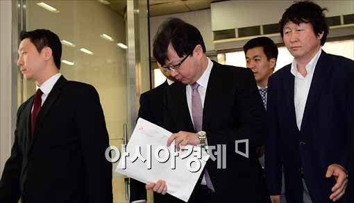 [포토]고개 숙인채 법원에 들어선 최재원 부회장