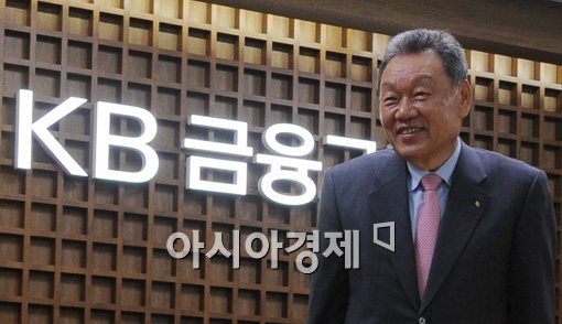 [포토]밝은 표정으로 떠나는 어윤대 KB금융지주회장 