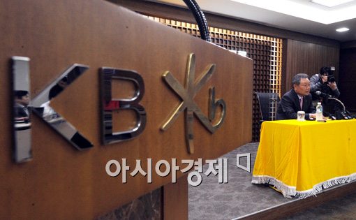 [포토]어윤대 KB금융지주 회장, 연임 포기 