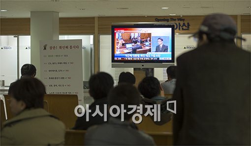 [포토]개성공단 뉴스 속보 지켜보는 기업인들