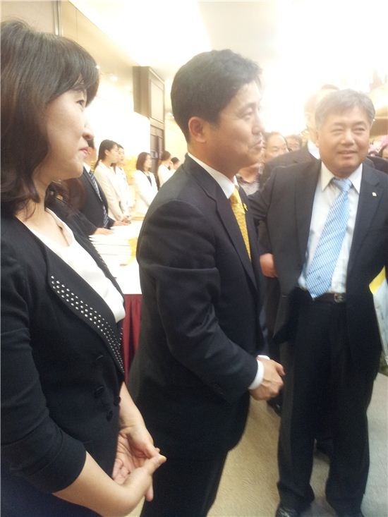 김영배 성북구청장과 부인이 출판기념회 참석자들과 인사를 나누고 있다.