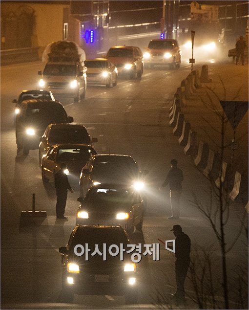 [포토]'끝내 하루 넘긴 입경'