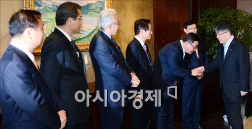 [포토]인사 나누는 한은 김중수 총재