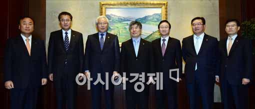 [포토]기념사진 촬영 하는 김중수 총재