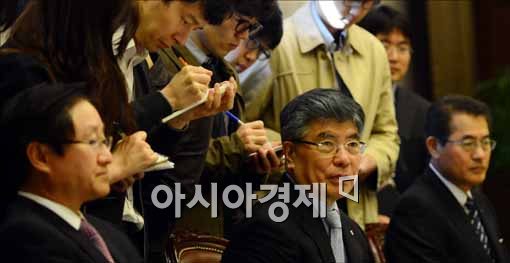 [포토]모두발언하는 김중수 총재