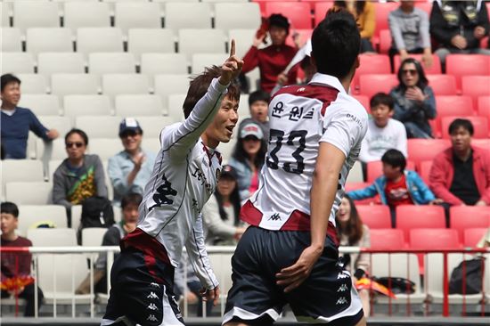 대전시티즌 미드필더 김병석이 부산과의 경기에서 골을 넣은 뒤 환호하고 있다.(사진=대전시티즌)
