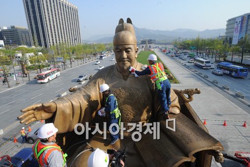 [포토]손으로 직접 구석구석 