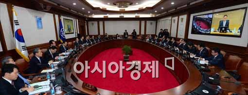 [포토]첫 영상 국무회의, 정홍원 총리 모두발언 중