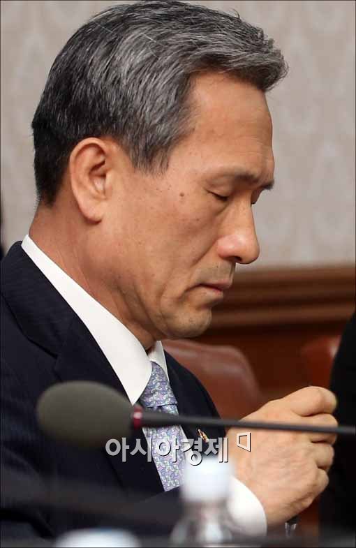 [포토]생각에 빠진 김관진 