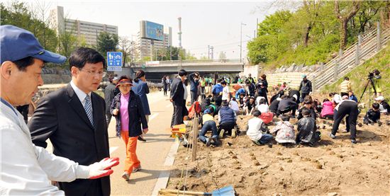 김성환 노원구청장, 한방약초체험학습장 현장 찾아 