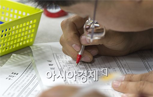 [포토]'한자 한자 정성스럽게~'