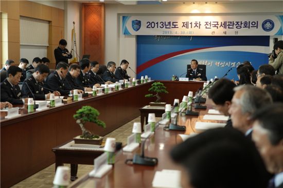 서울세관 회의실에서 열린 전국세관장회의 모습. 백운찬(앞쪽 가운데) 관세청장이 회의를 주재하고 있다.