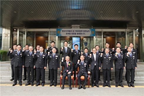 전국 세관장들이 서울세관 정문 앞에서 현오석(앞줄 가운데 앉아있는 사람 왼쪽) 경제부총리 겸 기획재정부장관, 백운찬 관세청장(앉은 사람 오른쪽)과 기념사진을 찍고 있다.