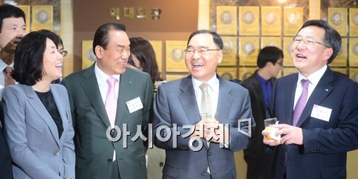 [포토]밝은 표정의 정홍원 총리 