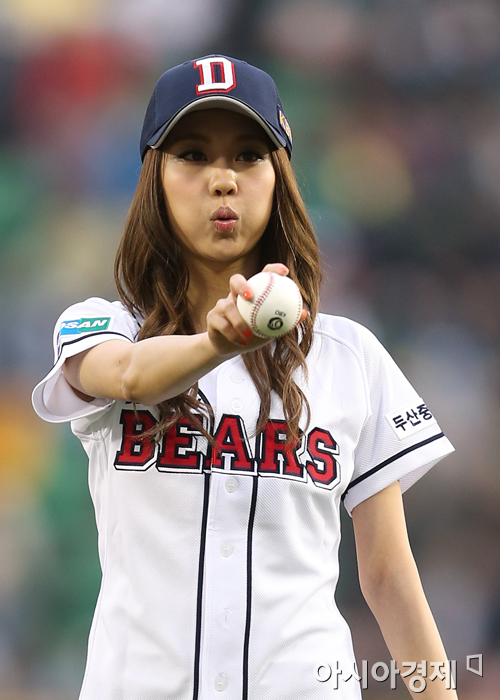 [포토] 두산 홈경기 시구자로 나선 미쓰에이 페이