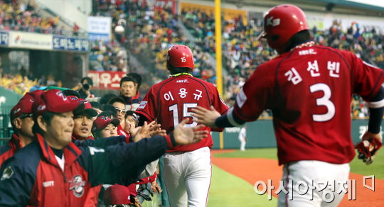 [포토] 이용규-김선빈 '테이블세터 나란히 홈인~'