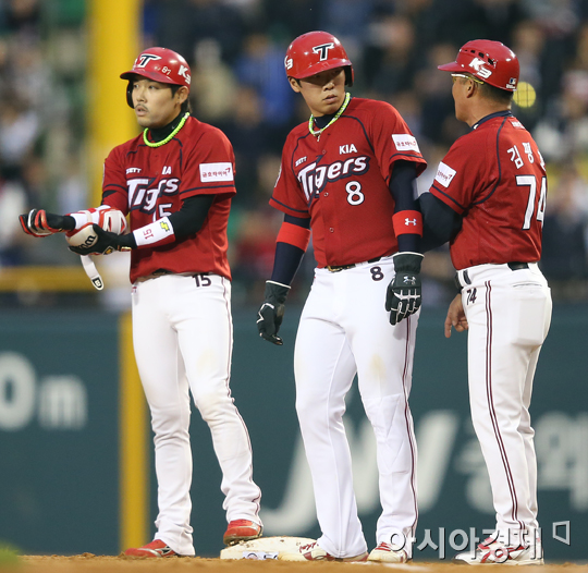 [포토] '한 베이스에 두 명의 주자?'