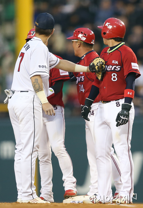 [포토] 오재원 '판정이 어떻게 되는거야'