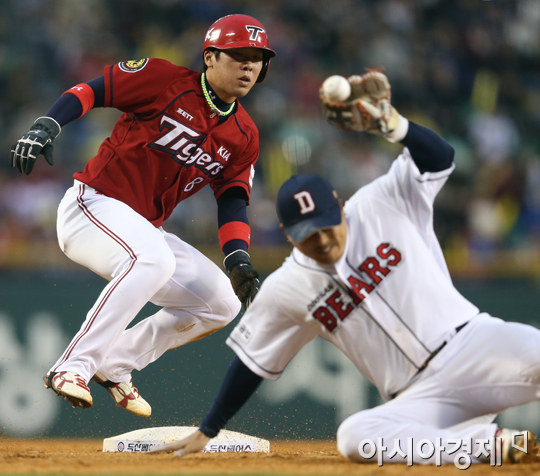[포토] 안치홍 '공 빠졌어? 그럼 홈까지 뛰어야지'