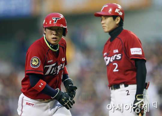 [포토] 홈인하는 안치홍 '상대 실수는 곧 우리의 점수!'