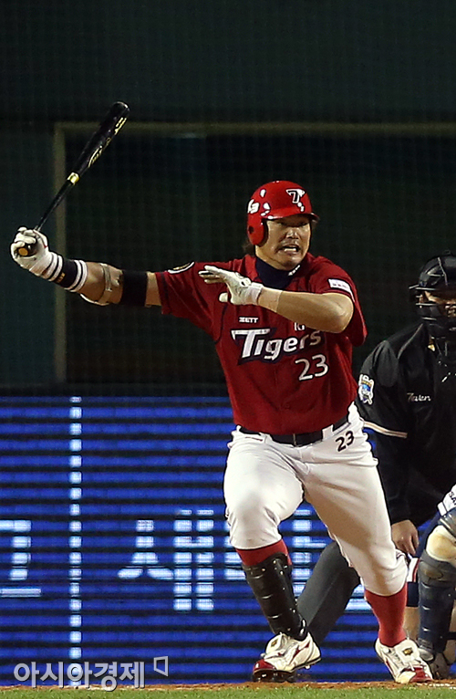 KIA 최희섭, 연봉 1억원 사인…5000만원 삭감