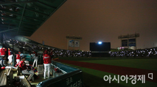 [포토] 어둠에 갇힌 잠실야구장