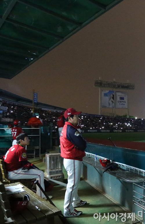 [포토] 정전으로 프로야구 경기 중단된 잠실야구장