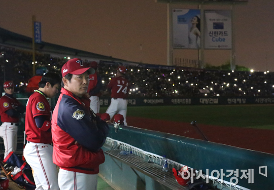 [포토] 이순철 코치 '경기 도중 정전이라니'