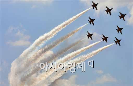 [포토]파란 하늘 속 블랙이글 편대 비행