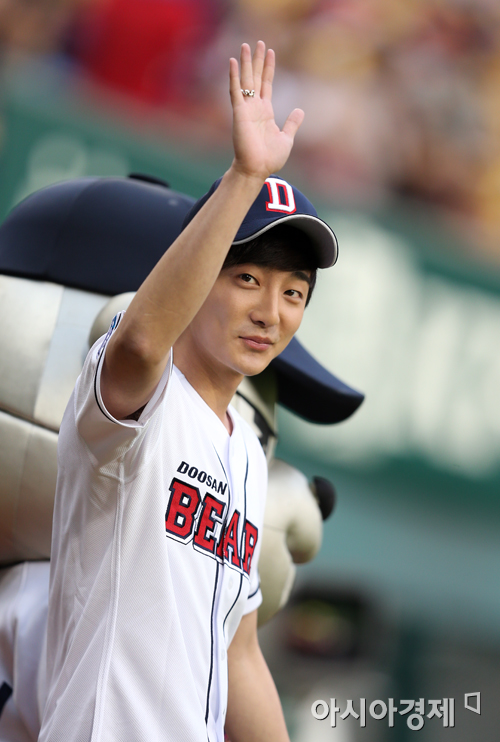 [포토] 두산 홈경기 시구자 로이킴