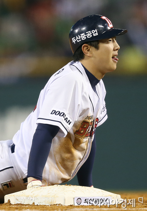 [포토] 박건우 '귀루 실패에 혀만 빼꼼'