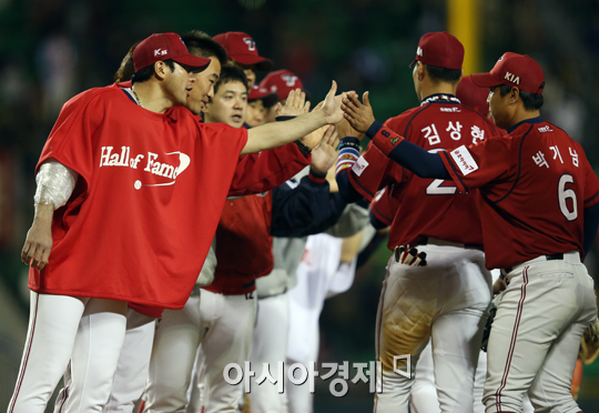 [포토] 3승 거둔 서재응 '모두 수고했어'