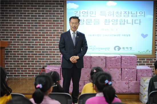 대전혜생원 입소어린이들을 격려하고 있는 김영민 특허청장.