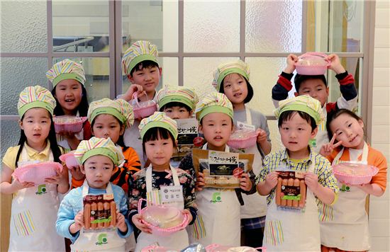 ▲지난 1일 CJ제일제당센터 백설요리원에서 '우리 아이가 만드는 첫 요리 키즈 쿠킹클래스'에 참여한 아이들이 기념 촐영을 하고 있다.