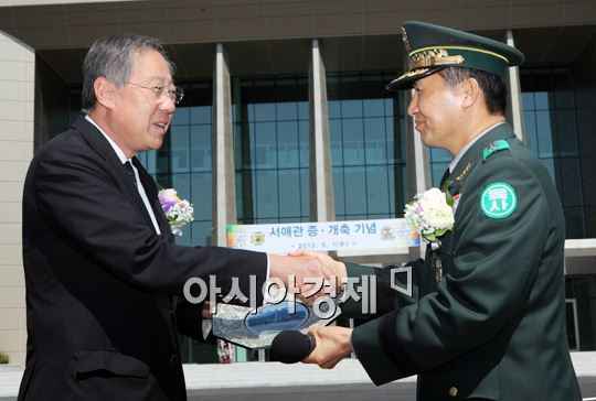 류진(왼쪽) 풍산그룹 회장이 1일 서애관 준공식에 참석해박남수 육군사관학교장으로부터 감사패를 받고 있다.  사진제공=풍산