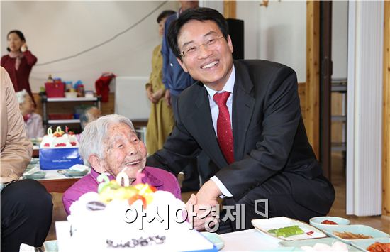  1일 한국연예예술인총연합회 강진지부(지부장 차순철)가 관내 100세 이상 어르신을 모시고 효사랑을 실천하는 100세 장수 어르신 축하잔치를 개최했다.
