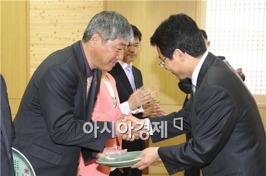  2일 전라남도에 숨은 의인으로 선정돼 강진군청 대회의실에서 군동면 이봉석(44)씨가 ‘숨은 의인 선행자’표창을 받았다.

