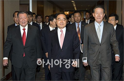 [포토]전경련 회장단 회의 참석하는 정홍원 총리