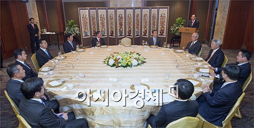 [포토]재계 회장단 만나는 정홍원 국무총리