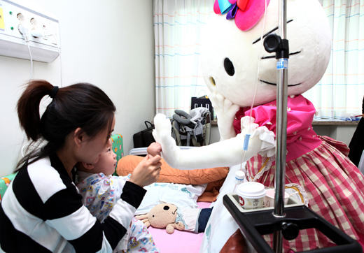 순천향대 서울병원, '헬로키티'와 어린이날 기념 위문활동