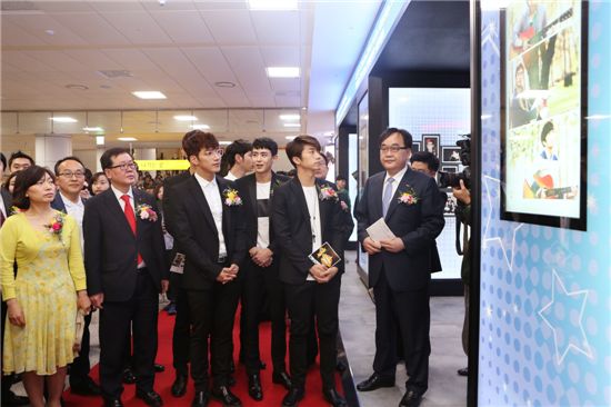 ‘G+STAR ZONE’을 돌아보고 있는 정창영(맨 오른쪽) 코레일 사장과 스타들