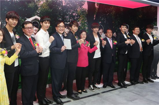 ‘G+STAR ZONE’ 개소를 축하하기 위해 모여든 관계자들