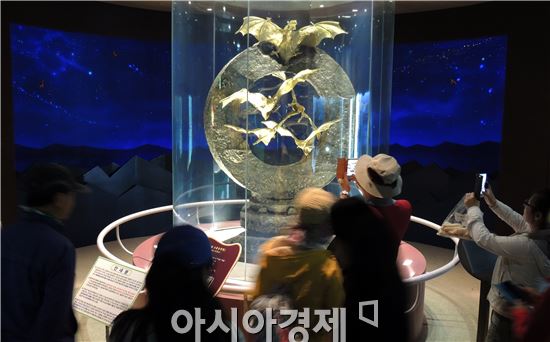 금 162㎏으로 제작된 '황금박쥐' 관람 관광객 줄이어