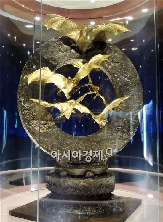 금 162㎏으로 제작된 '황금박쥐' 관람 관광객 줄이어