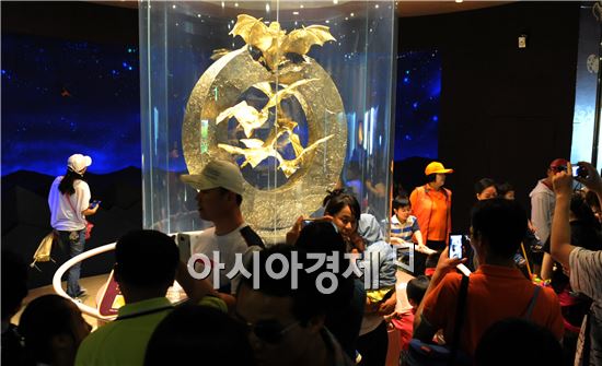 전남 함평 황금박쥐 생태전시관에 전시중인 금 162㎏으로 제작된  '황금박쥐'