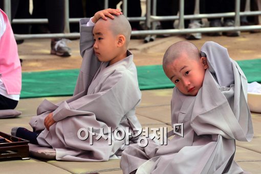 [포토]"친구스님! 뭔가 이상하지?""어색한데"