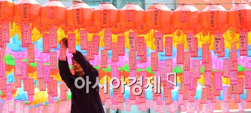 [포토]부처님을 맞이하는 손길 