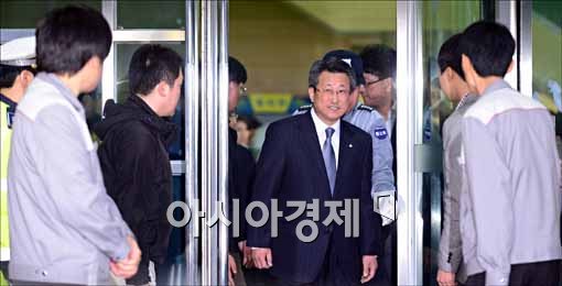 [포토]기자회견장에서 나오는 전 통일부 차관 홍양호
